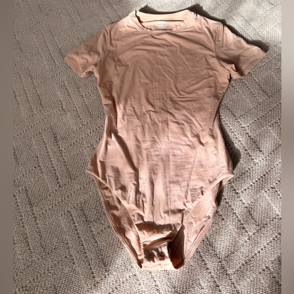 Skims T shirt bodysuit size small in Clay NWOT